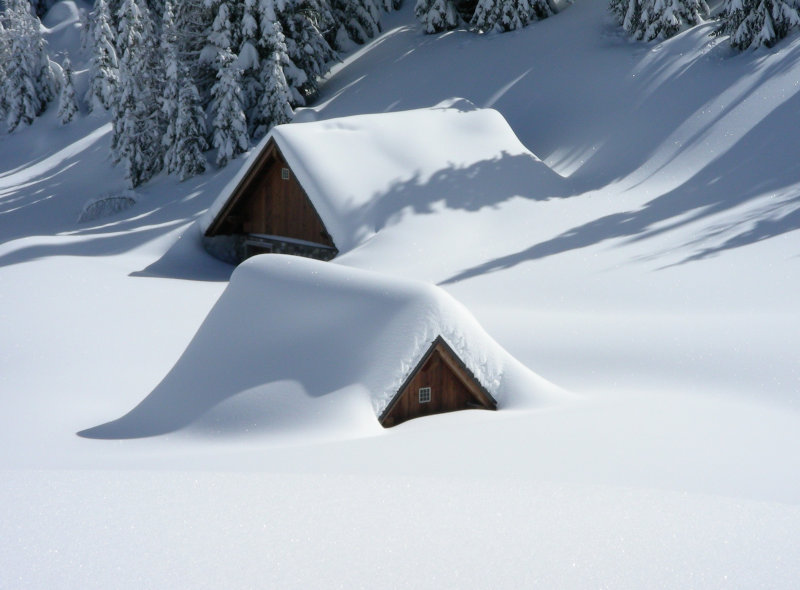 Holzhütte unterm Schnee begraben