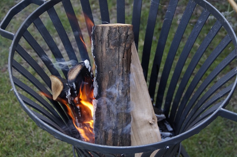 Feuerkorb mit verbranntem Holz