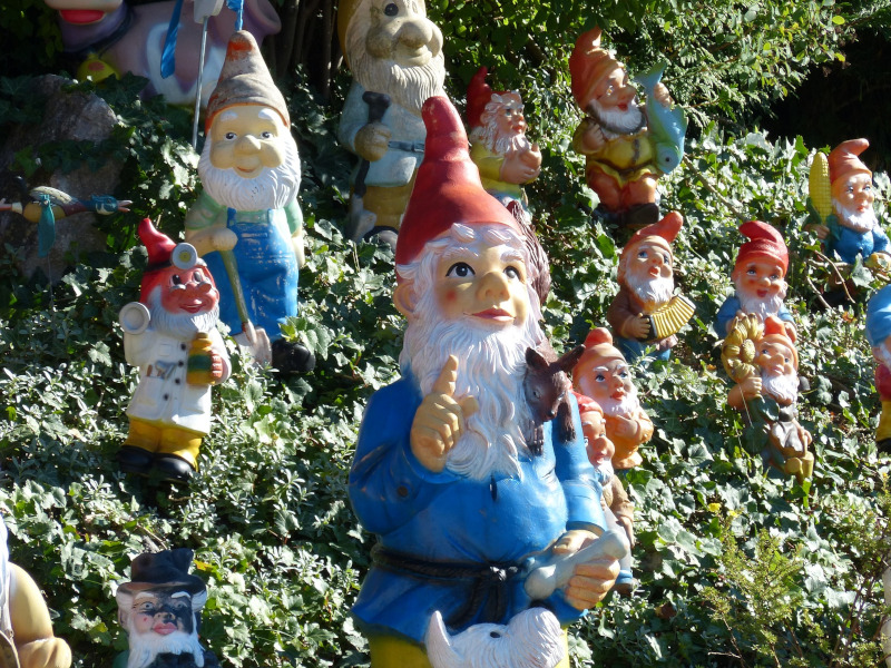 Viele Gartenfiguren Zwerge 