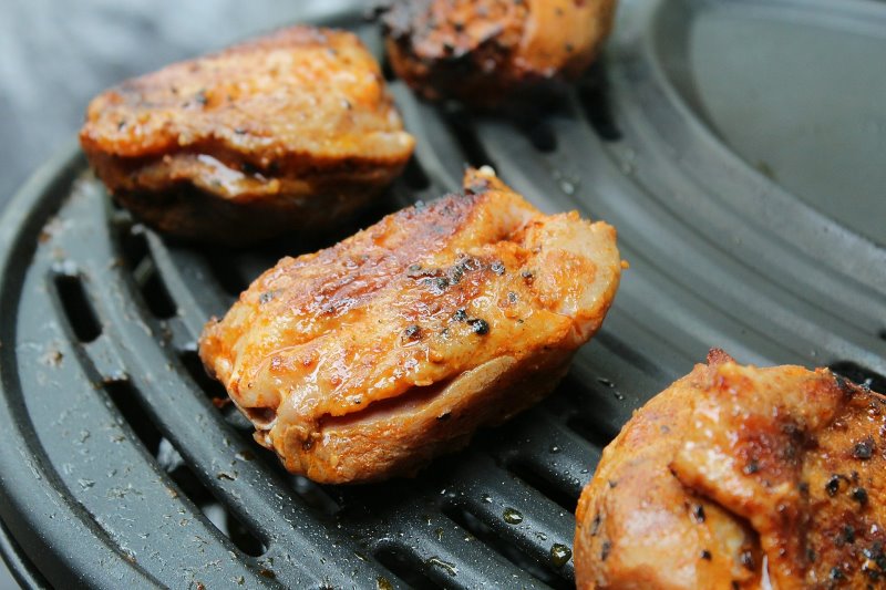 Hähnchenfleisch kann auf einem elektrischen Tischgrill zubereitet werden