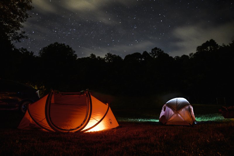 Zwei erleuchtete Camping-Zelte nachts