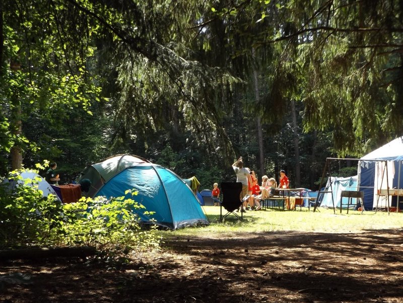Auf einem Campingplatz kann man mit einem mobilen Tischgrill einfach grillen