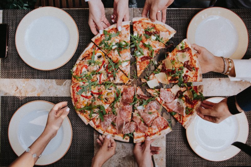 Pizza vom Pizzastein zusammen mit Freunden genießen
