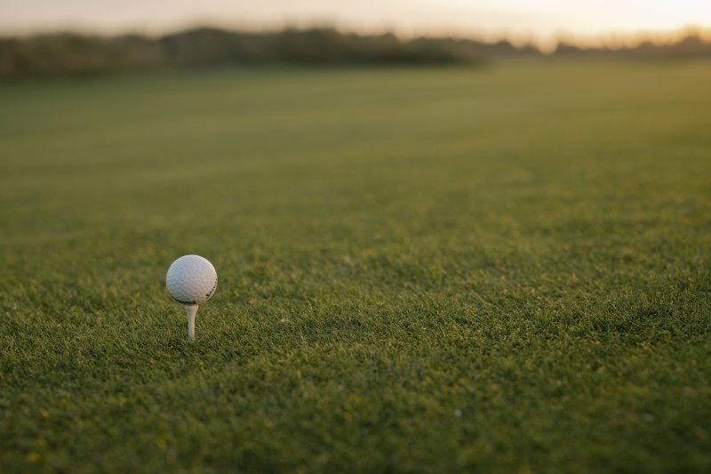 Ein Golfball auf einem kurz gemähten Rasen