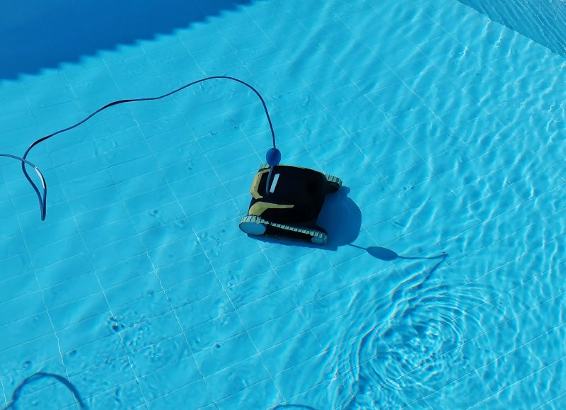 Poolroboter mit Kabel im Pool