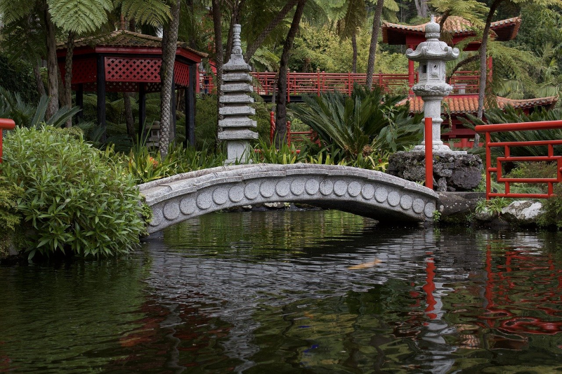Eine Brücke über einen Teich im japanischen Stil