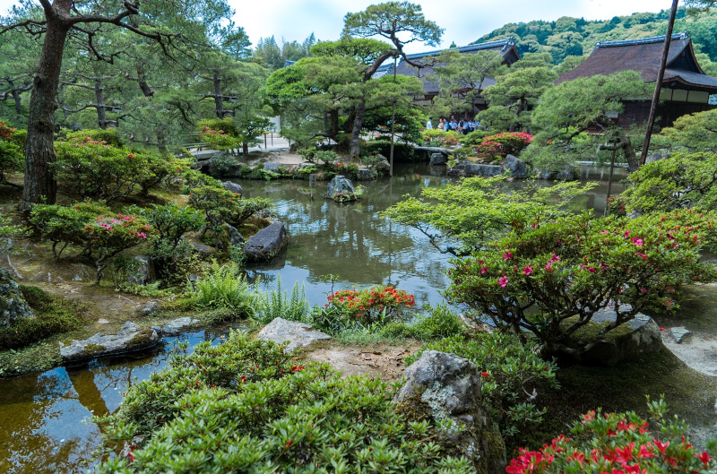 Ein Gartenteich im japanischen Stil